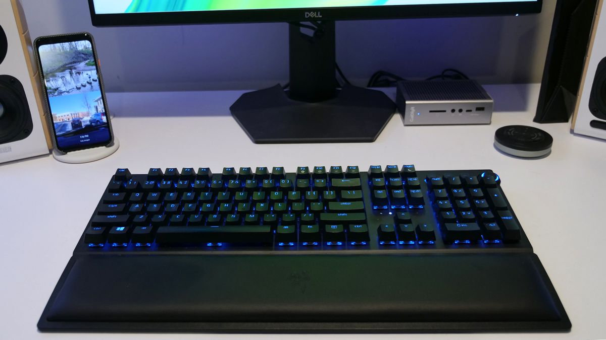 Razer BlackWidow V3 Pro Tastaturbewertung Von Sean Riley Der Razer BlackWidow V3 Pro bietet eine unglaublich schnelle drahtlose Eingabe in einem subtilen mattschwarzen Design, das mit seinen umfangreichen RGB-Beleuchtungsoptionen wirklich glänzen kann.