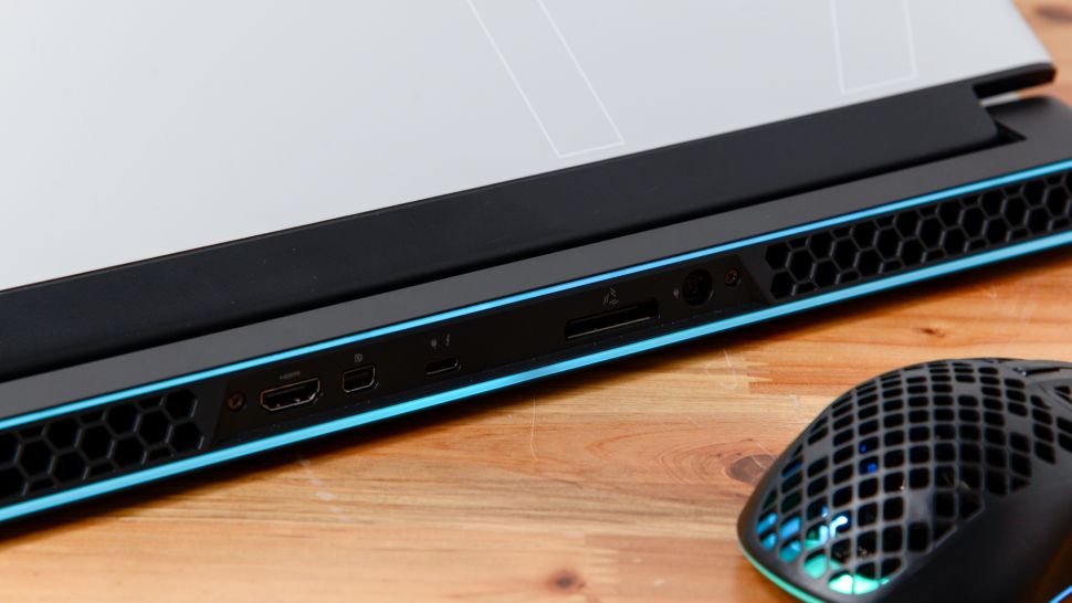 Alienware M17 R4 Testbysherri L Smitheditor S Choice The Alienware M17 R4 Brings Even More Power And Performance To The Table But At The Cost Of Battery Life Komponenten Pc