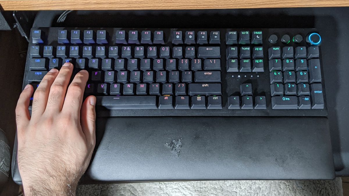 Razer Huntsman V2 Analog-Test Von Rami Tabari Wahl des Herausgebers Der Razer Huntsman V2 Analog bietet eine hervorragende Leistung, eine super bequeme Handballenauflage und innovative Technologie in einem schlanken Design, weist jedoch einige Knicke auf, die noch behoben werden müssen.