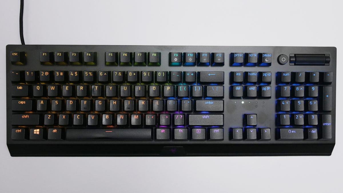 Razer BlackWidow V3-Tastaturbewertung Von Sean Riley Das Razer BlackWidow V3 bietet das gleiche Premium-Erlebnis wie die High-End-Gaming-Tastaturen des Unternehmens zu einem viel günstigeren Preis.