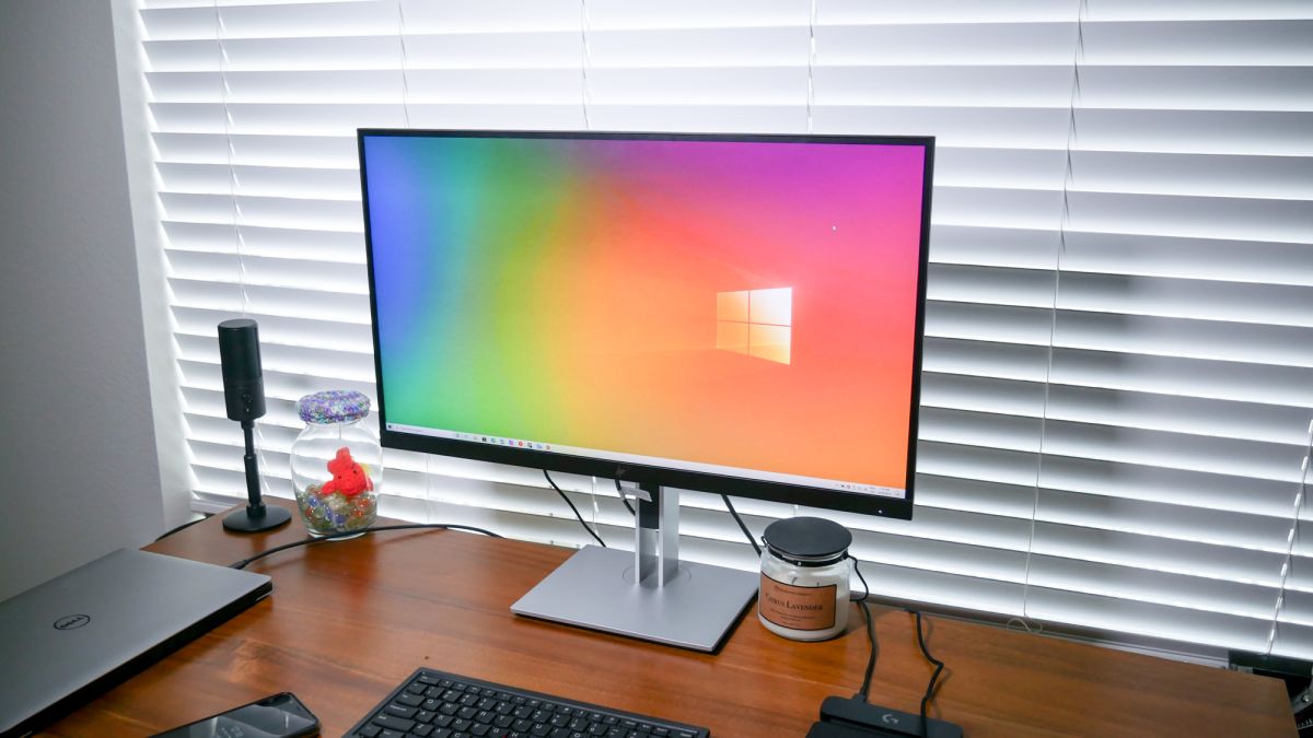 HP E27d G4 Monitor Bewertung Von Phillip Tracy Wahl des Herausgebers Der HP E27d G4 ist dank seines wunderschönen matten Bildschirms, der praktischen Funktionen und des flexiblen Designs eine hervorragende Option für Geschäftsanwender.