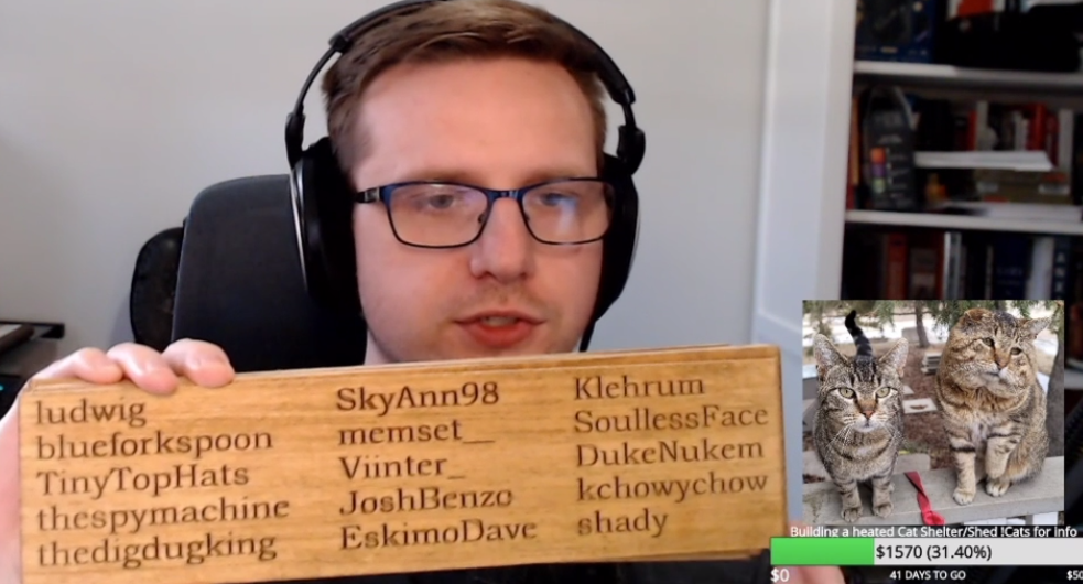 Kleiner Streamer sammelt Geld, um Schutz für verlassene Katzen zu bauen, graviert die Namen der Spender in Holz