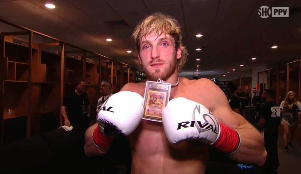 Logan Paul trägt eine Charizard-Karte im Wert von 150.000 US-Dollar zum Boxkampf mit Floyd Mayweather