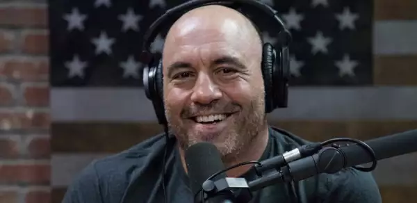 Joe Rogan Höhe Skywriting Flugzeug Heiratsantrag