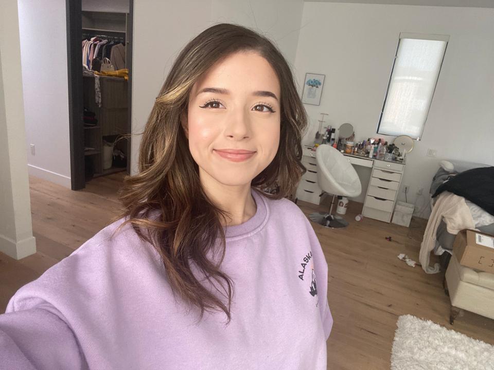 Pokimane wird von PewDiePie im neuesten YouTube-Video für ihr Streaming-Setup geröstet