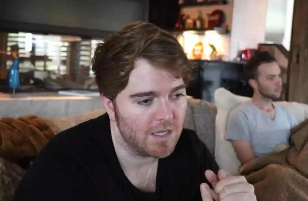 Pokimane behauptet, das Entschuldigungsvideo von Shane Dawson nach rassistischen Äußerungen fühle sich nicht echt an.  (Bild: YouTube / Shane Dawson)