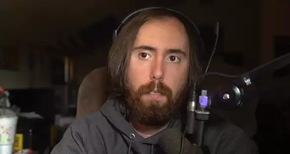 Asmongold erklärt, wie er seine Mutter gerettet hat, nachdem ihre Sauerstoffmaschine in Flammen aufgegangen war.  (Bild: Twitch / Asmongold)