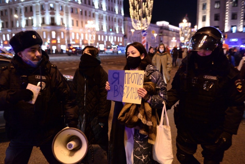 Russen gehen in Moskau auf die Straße, um gegen die Invasion der Ukraine zu protestieren.