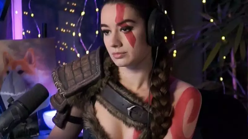 Twitch Streamer Missmikkaa besiegt God of War Hardest Boss Cosplay Kratos