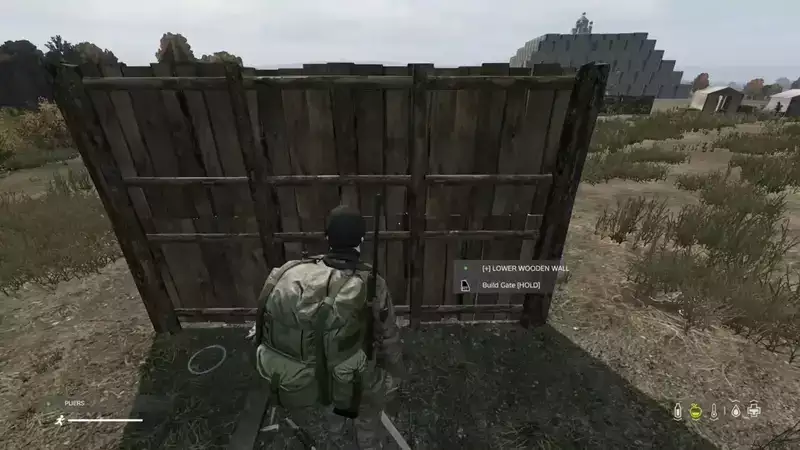 DayZ, wie man ein Tor macht, sobald der Zaun gesetzt ist, ist es einfach